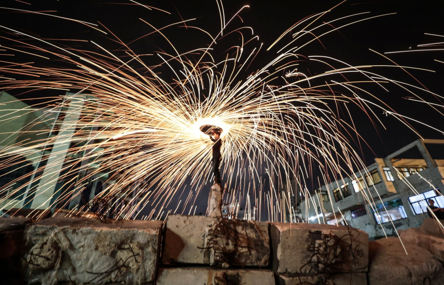Thanh niên ở thành phố Gaza thực hiện nghi thức quay lửa trong tháng ăn chay Ramadan tại thành phố Gaza