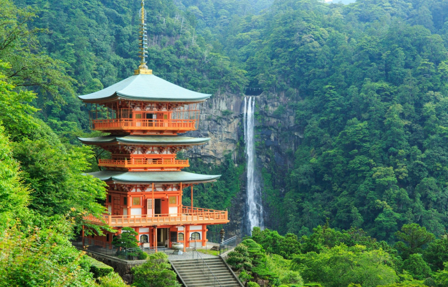 Đền Kumano Nachi Taisha bên thác Nachi, một điểm đến trong Tour du lịch Cung đường vàng