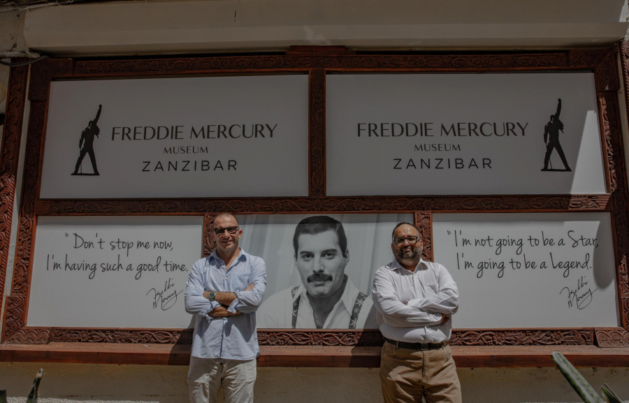 Jafferji (phải) và Andrea Boero (trái) đã hợp tác với Queen Productions Ltd. ở Anh để biến nhà cũ của Mercury thành một bảo tàng, ghi lại những năm đầu đời của Mercury ở Zanzibar