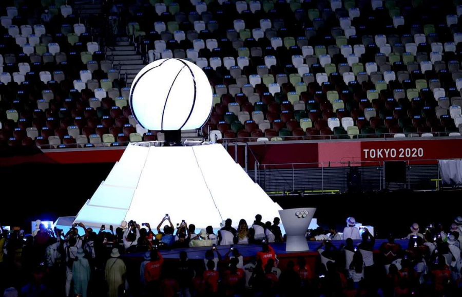 Ngọn đuốc Olympic Tokyo đã tắt lửa. Sau đó, mô hình này dần đóng lại, tạo thành một quả cầu lớn màu trắng, khép lại một kỳ Thế vận hội đặc biệt bậc nhất trong lịch sử.