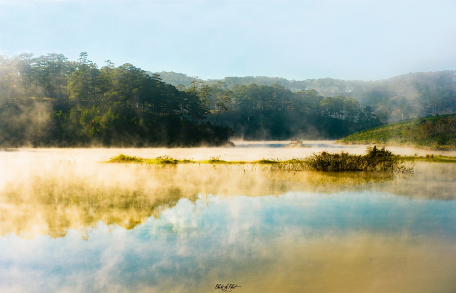 Nắng lên xua tan đi lớp sương mù để lộ sắc xanh của hồ Tuyền Lâm.