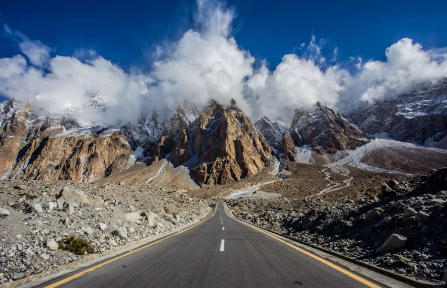 Karakoram Highway được mệnh danh là 