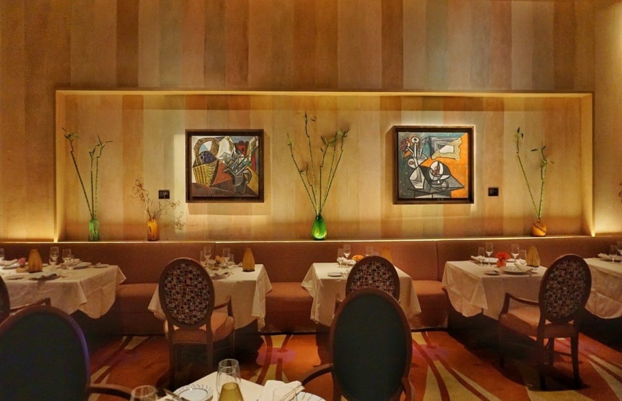 Nhà hàng tại khách sạn Bellagio treo những tác phẩm sẽ đấu giá của Picasso.