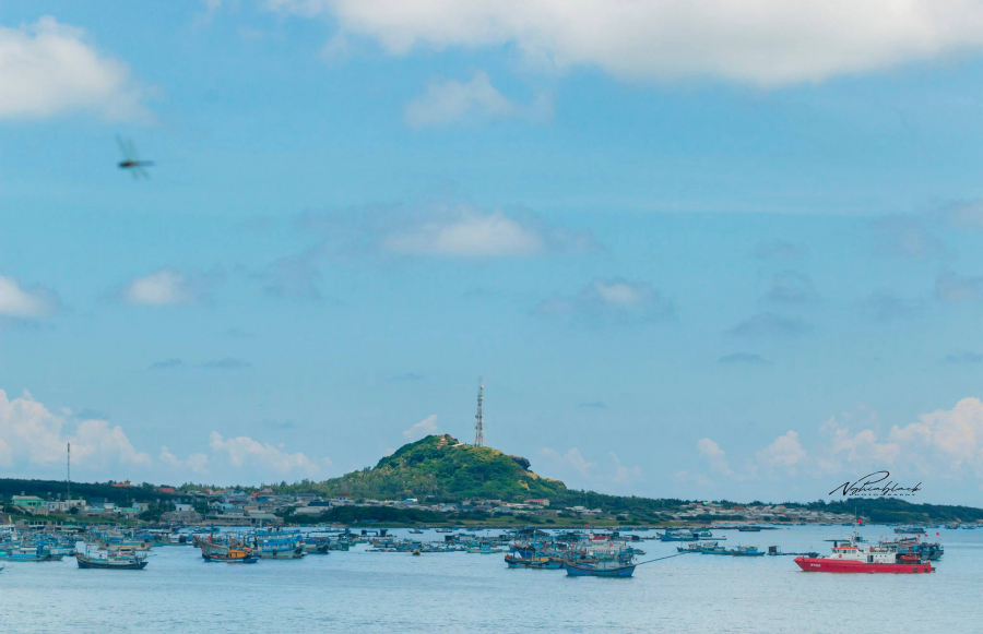 Đảo Phú Quý một sớm bình yên. Ảnh: Nghĩa Black