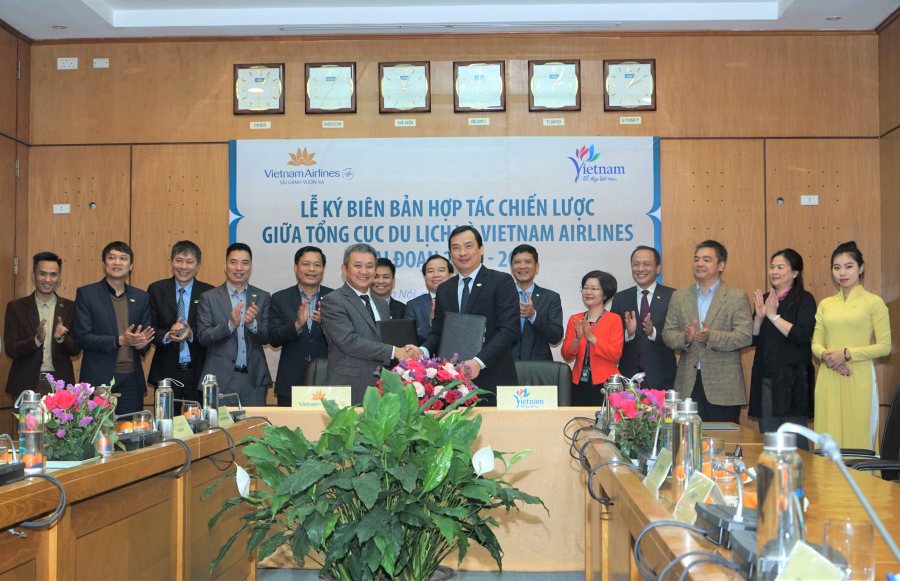 Ông Dương Trí Thành - Tổng Giám đốc Vietnam Airlines (bìa trái) và ông Nguyễn Trùng Khánh - Tổng Cục trưởng TCDL (bìa phải) trao Biên bản hợp tác chiến lược giai đoạn 2020-2022 về quảng bá, xúc tiến du lịch