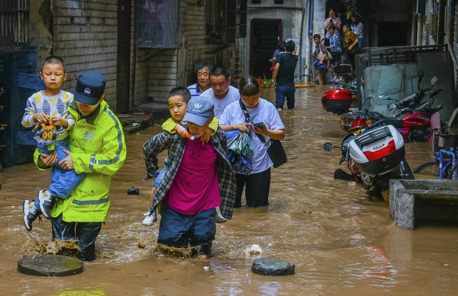 Lũ lụt gây ảnh hưởng tới cuộc sống của 14 triệu người và gây thiệt hại kinh tế khoảng 27,8 tỉ nhân dân tệ (3,8 tỉ USD)