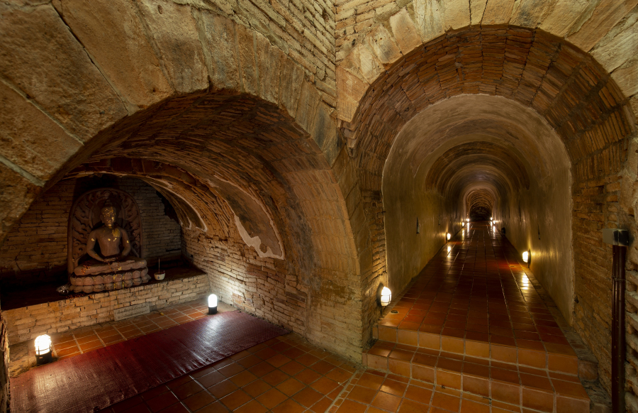 Đường hầm bên trong Wat Umong