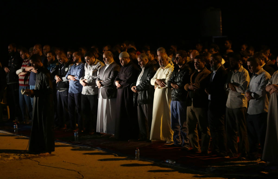 Người dân Palestine cùng cầu nguyện đêm đầu tiên của tháng lễ Ramadan bên ngoài trại biểu tình gần biên giới Israel ở phía đông Gaza