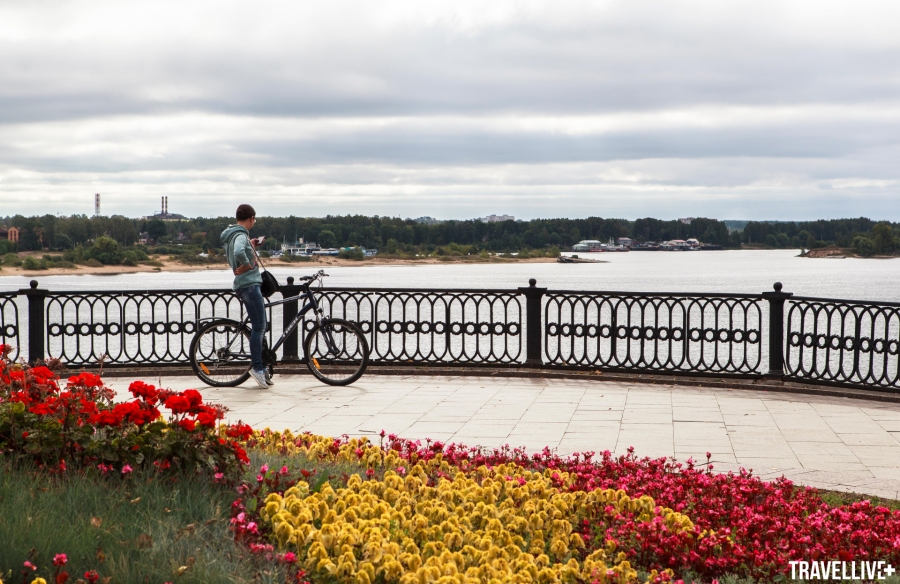 Một bạn trẻ người Nga dừng chân bên bờ sông Volga. Ảnh: Nguyễn Hoàng Bảo