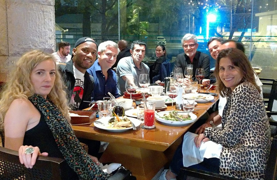 Luis Figo cùng với hai người bạn của anh là ông Henrique Calisto (cựu HLV trưởng đội tuyển Việt Nam) và Didier Drogba (cựu tiền đạo CLB Chelsea) tham gia buổi ăn tối với ngài Afonso