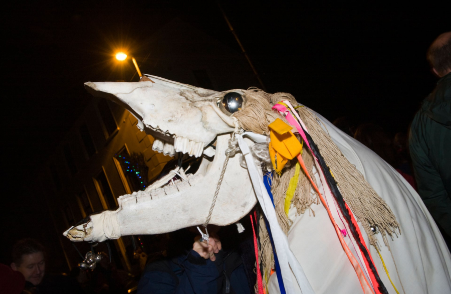 Đầu lâu ngựa Mari Lwyd trong lễ hội đêm Giao thừa ở Llanwrtyd Wells xứ Wales