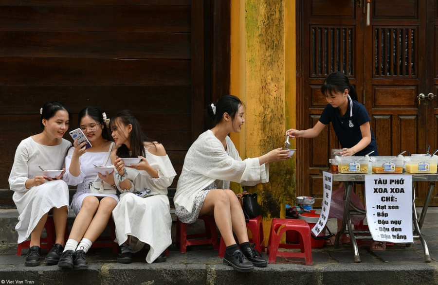 Khoảnh khắc chụp nhóm nữ sinh thưởng thức chè ở Hội An thắng ở hạng mục Street food