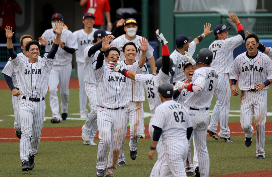 Các cầu thủ bóng chày Nhật Bản ăn mừng chiến thắng 4-3 trước Cộng hòa Dominica. Đây là trận đấu bóng chày đầu tiên của Thế vận hội này.