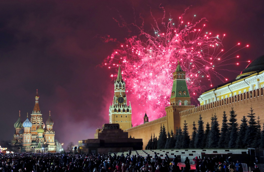 Pháo hoa tô điểm thêm cho khung cảnh cổ tích của điện Kremlin, Nga. 
