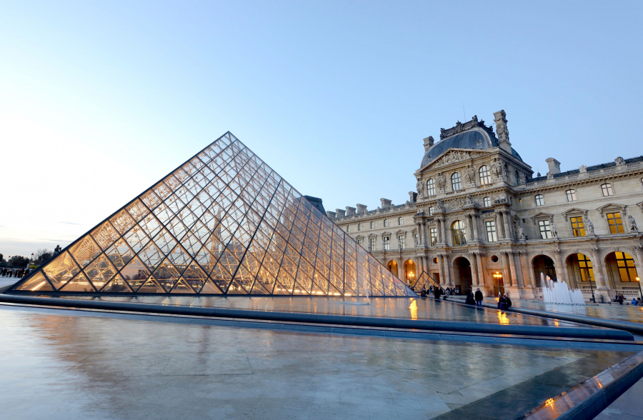 Louvre là bảo tàng được ghé thăm nhiều nhất trên thế giới, tọa lạc tại thủ đô Paris, Pháp