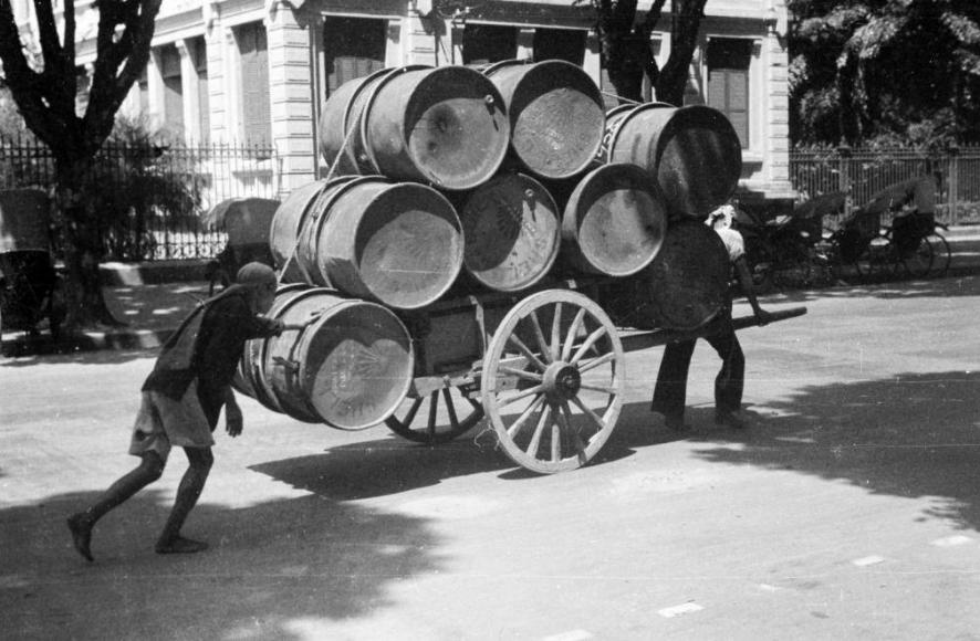 Những thùng phuy xăng được vận chuyển trong thành phố bằng xe kéo