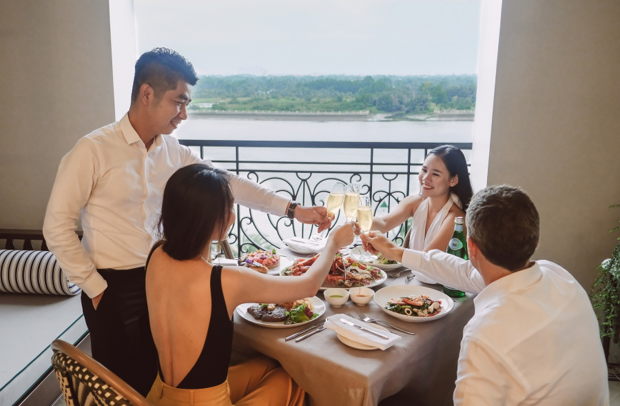 Khách hàng sẽ có những giây phút đáng nhớ bên bạn bè và người thân khi thưởng thức ẩm thực phục vụ riêng trong khách sạn