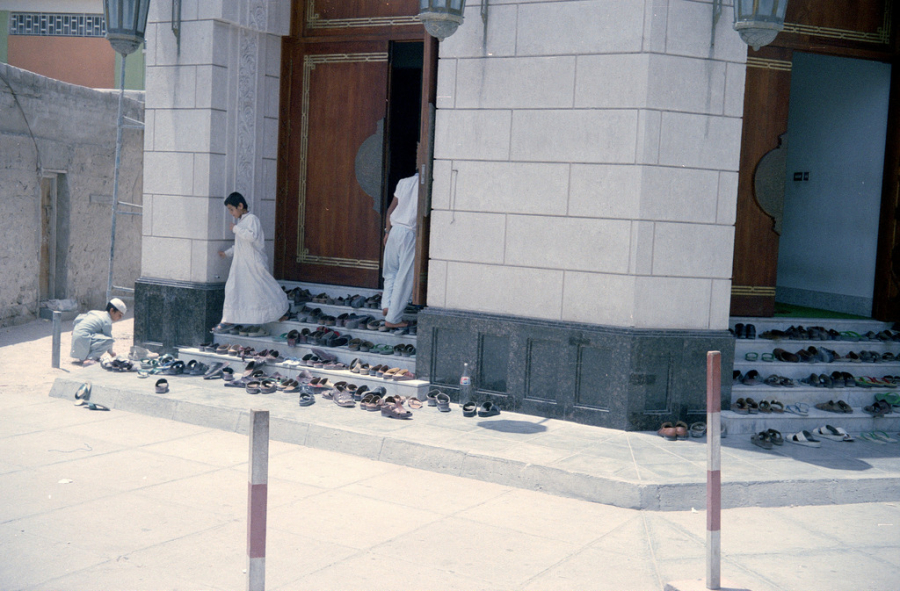 Khung cảnh trước một nhà thờ Hồi giáo ở Dubai.