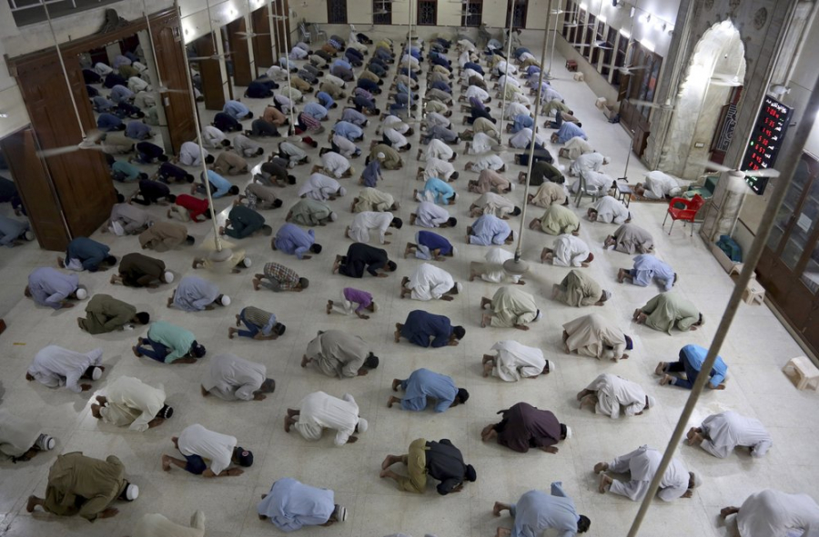 Những người tham dự buổi cầu nguyện phải duy trì khoảng cách an toàn, tại một nhà thờ Hồi giáo ở thành phố Karachi, Pakistan ngày 19/4