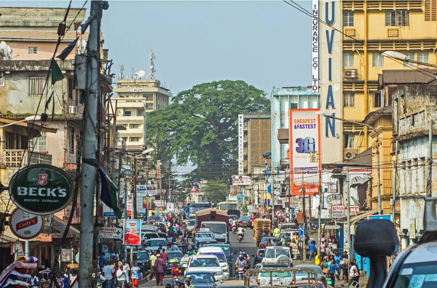 Đứng sừng sững giữa thủ đô Freetown của Sierra Leone, cây bông khổng lồ đã chứng kiến quá trình thành lập và phát triển của thành phố Tây Phi này. (Ảnh: Aurelie Marrier D’Unienville)