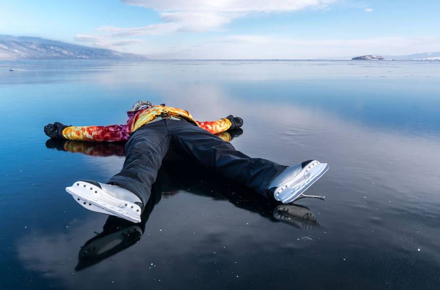 Một du khách thích thú nằm trên mặt hồ Baikal bị đóng băng