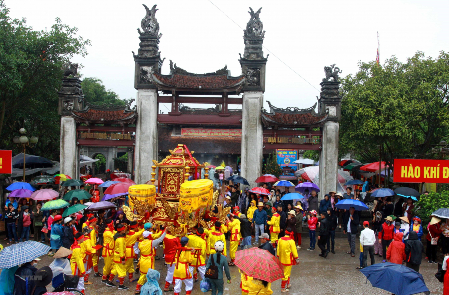 Lễ Khai ấn Đền Trần hàng năm thu hút rất hàng vạn lượt khách đến tham dự