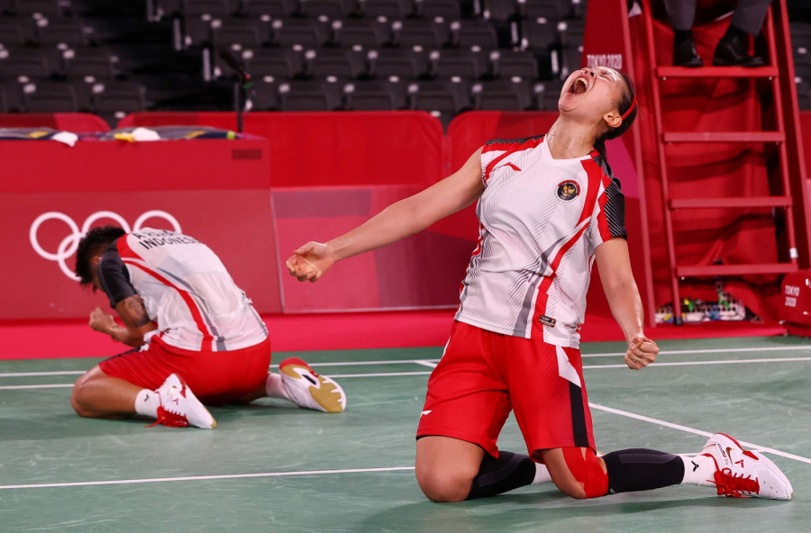 Hai tay vợt cầu lông người Indonesia sau khi giành chiến thắng trong trận tứ kết.