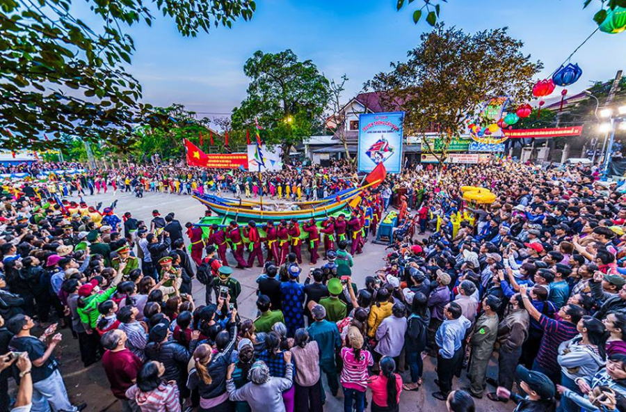 Người dân xem lễ hội cầu ngư tại làng Thai Dương Hạ, xã Hải Dương, thị xã Hương Trà 