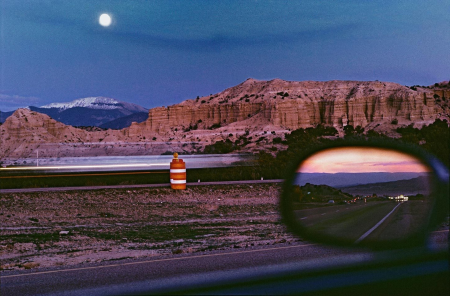Trăng treo cao trên đường cao tốc Albuquerque-Santa Fe, New Mexico, Hoa Kỳ, 1990 ©thomashoepker