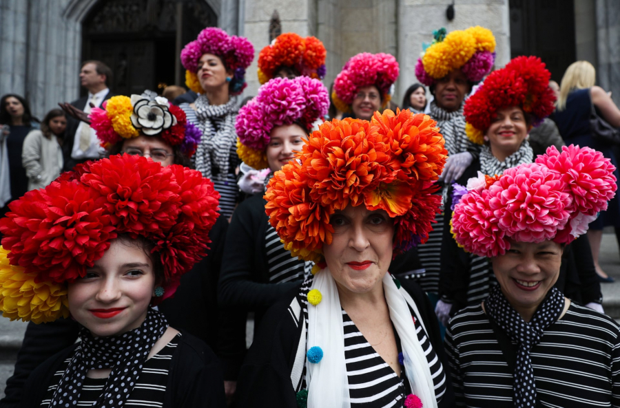 Hội các quý cô với những chiếc mũ hoa đầy phong cách