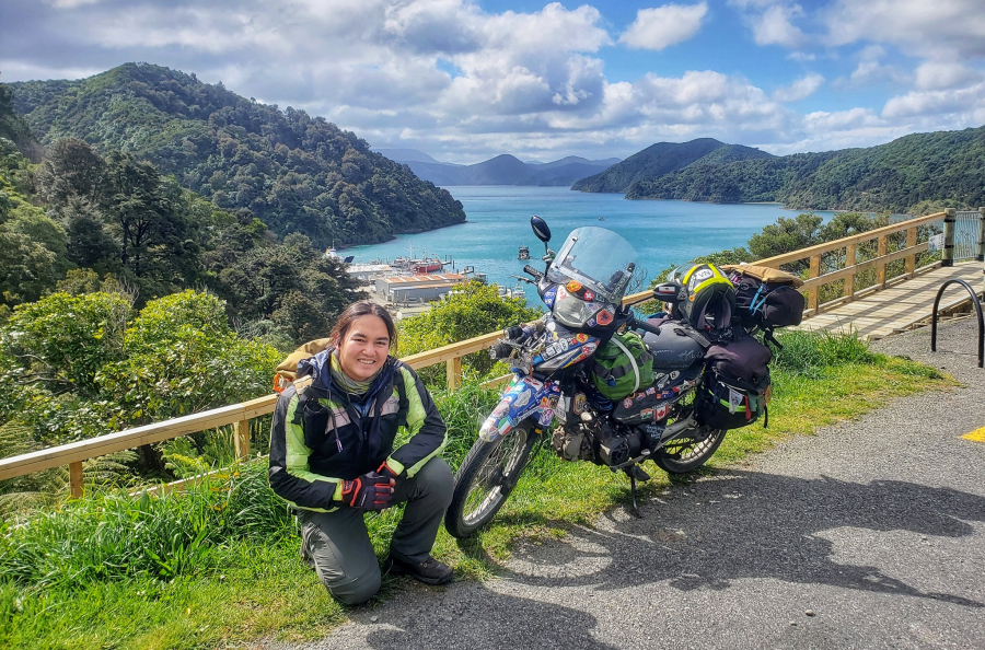 Chân dung chàng trai 8x Trần Đặng Đăng Khoa và chiếc xe máy của mình tại Picton New Zealand hồi đầu tháng 9 vừa qua