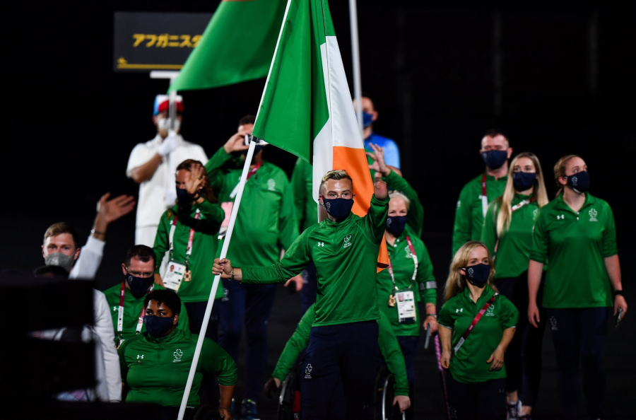 Đoàn thể thao Ireland diễu hành tại buổi lễ.