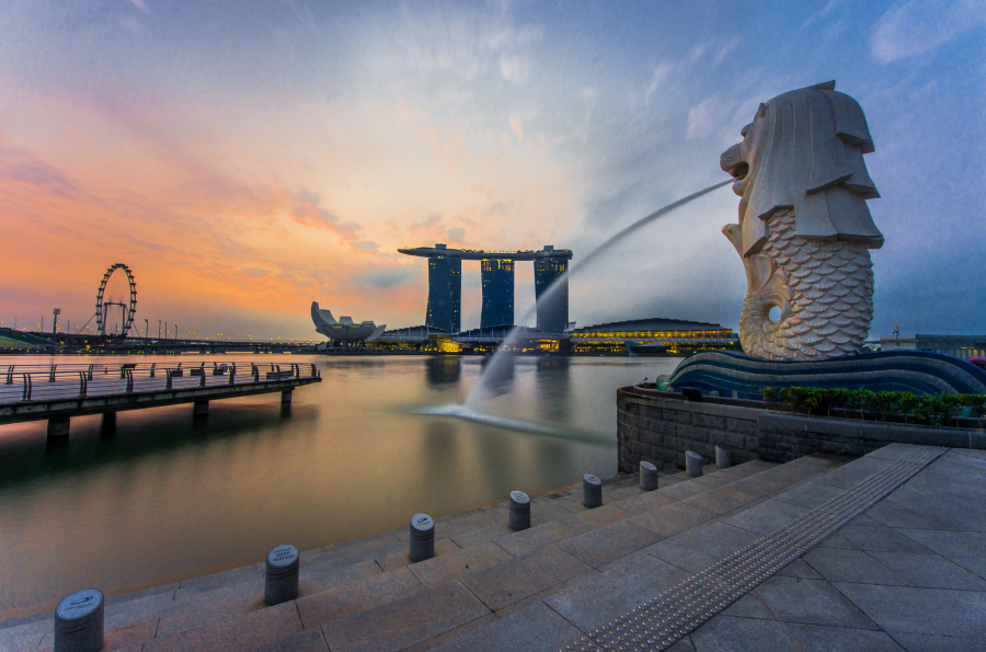Bức tượng Merlion nổi tiếng nhất mà nhắc đến Singapore ai cũng nhớ đến ngay nằm ại công viên Merlion Park, hướng ra vịnh Marina. 
