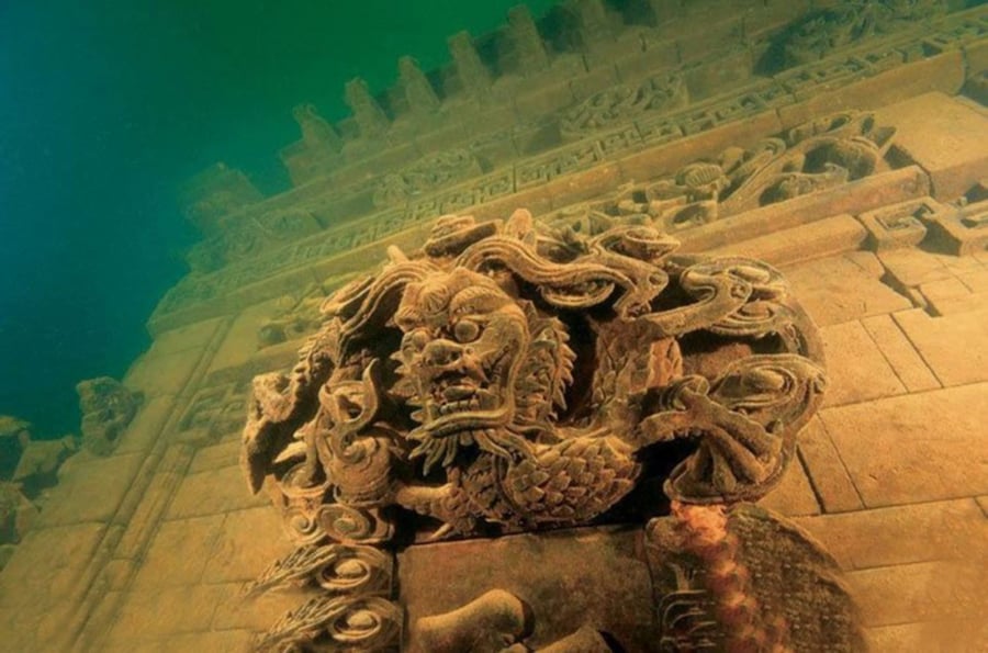 Một bức tượng sư tử được tìm thấy bên trong thành cổ, biểu tượng đặc trưng của văn hóa phương Đông