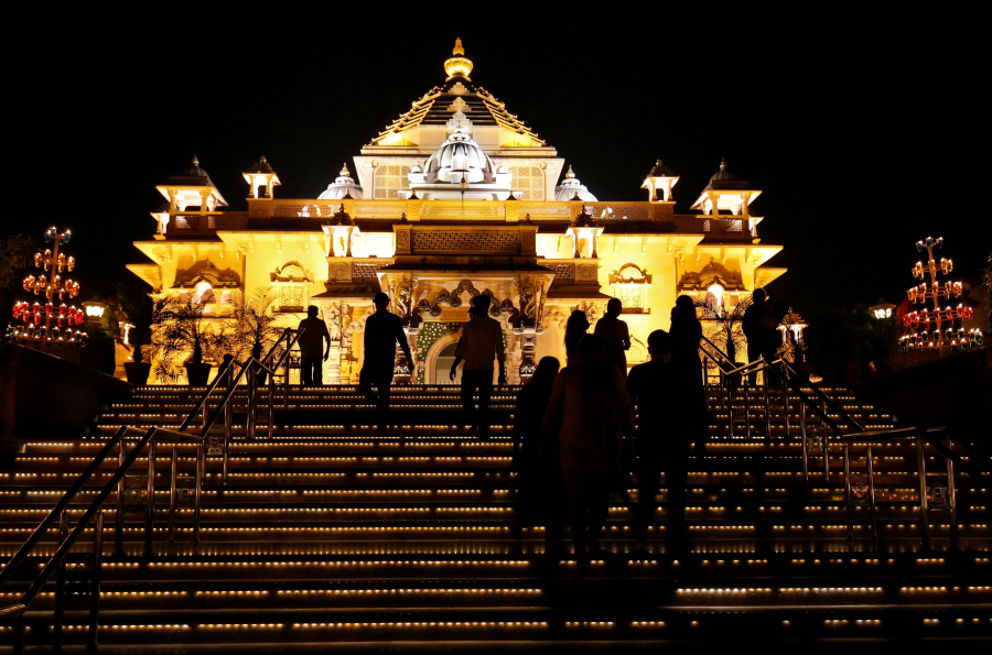 Những người theo đạo Hindu đến thăm ngôi đền Akshardham