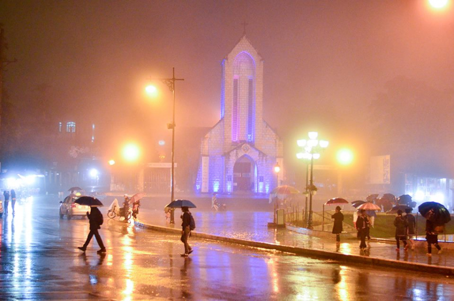 Những buổi tối mờ sương và mưa bụi trên phố.