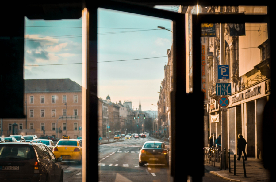 Qua khung cửa kính, Budapest Hungary ©andreeew.hn