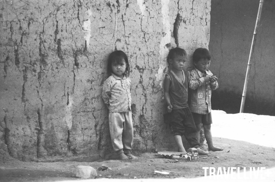 Những đứa trẻ người Mông đứng đợi bố mẹ đi chợ về