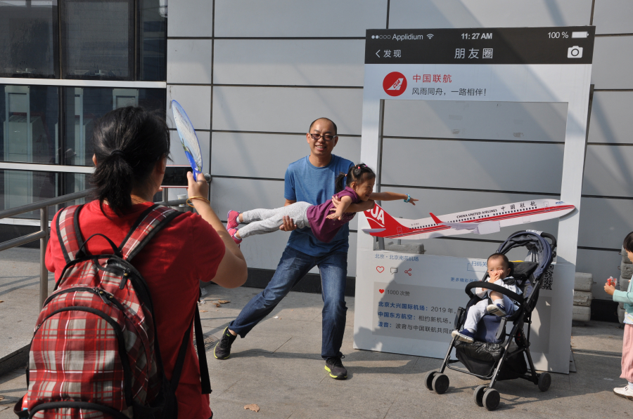 Người dân Bắc Kinh đến chụp ảnh lưu niệm sau khi sân bay Nam Uyển đóng cửa