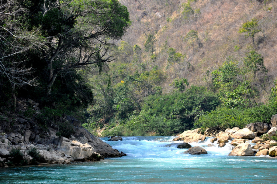 Sông Nho Quế đổ vào địa phận thôn Séo Lủng (Lũng Cú, Đồng Văn, Hà Giang) khu vực mốc giới 428