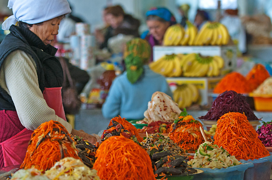 Du khách có thể trải nghiệm các món ăn đặc trưng của đất nước Turkmenistan khi đến các khu chợ truyền thống