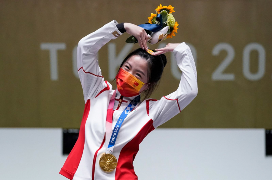 VĐV Yang Qian (Trung Quốc), người giành huy chương vàng đầu tiên của Thế vận hội năm nay. Cô chiến thắng ở nội dung súng trường hơi 10 m.