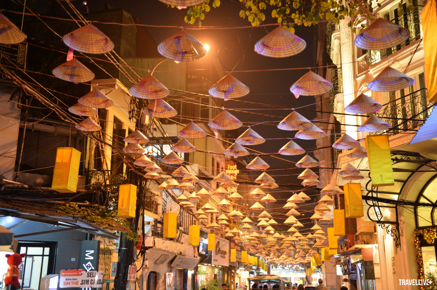 Hàng trăm chiếc nón được xếp cực đẹp trên phố Đào Duy Từ - Hà Nội.    