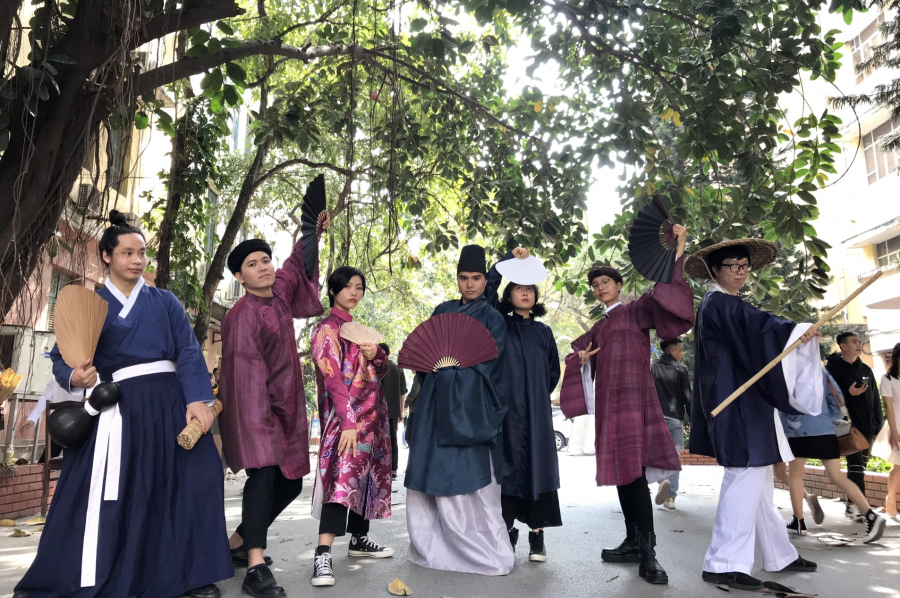Trang phục thời Lê và Nguyễn tại một lễ hội trường của Đông Phong - một xưởng may được mở bởi các bạn trẻ