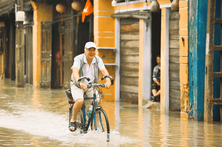 Vị khách nước ngoài thích thú đạp xe trong phố cổ. 