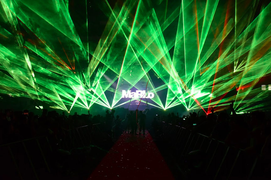 Màn trình diễn laser ánh sáng kết hợp âm nhạc sôi động đến từ DJ MaRLo