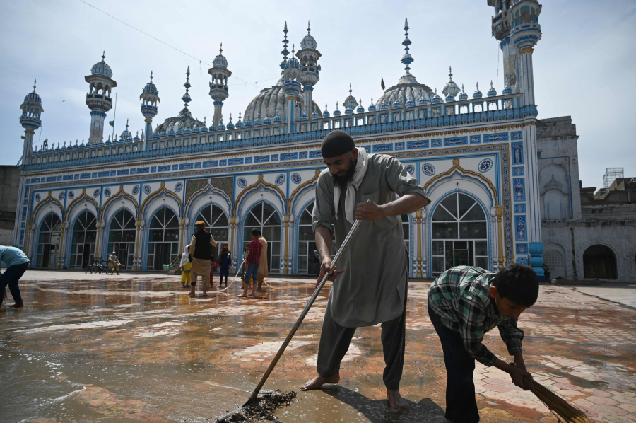 Các nhà thờ Hồi giáo được dọn dẹp và khử trùng trước tháng Ramadan