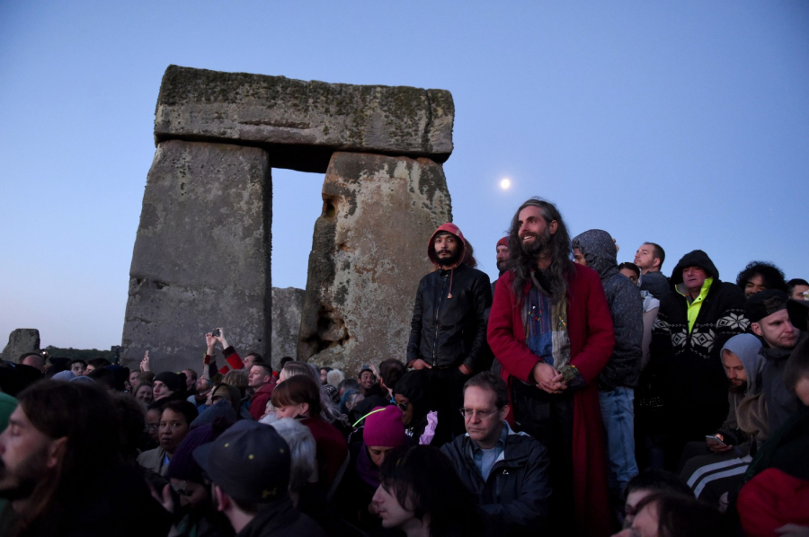Mỗi năm có hàng nghìn người tập trung về Stonehenge để đón chào ngày Hạ chí, cũng như sự khởi đầu của mùa hè