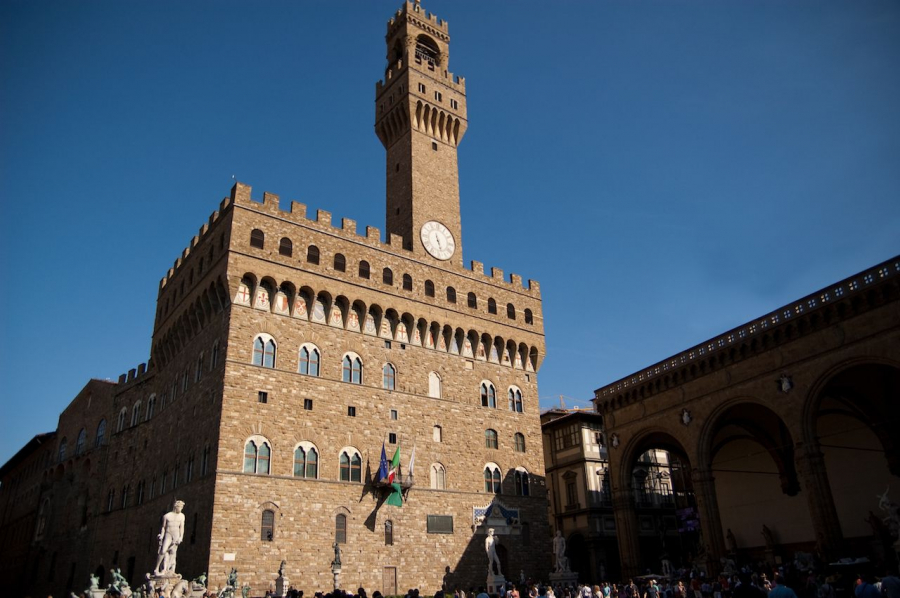 Palazzo-Vecchio-in-Firenze-Firenze-Italy-with-a-beautiful-blue-sky