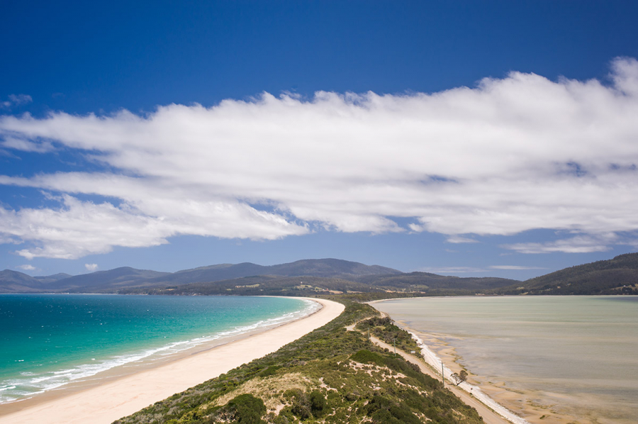 Đảo Bruny nằm ngoài khơi bờ biển đông nam của Tasmania